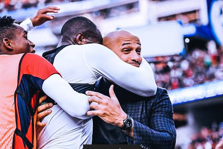Cecilio Waterman, héroe de Panamá, celebra gol épico con Thierry Henry