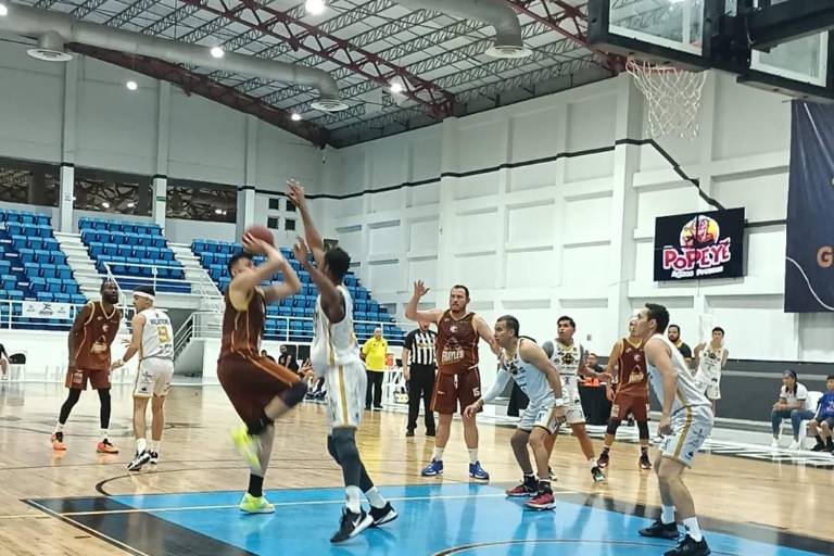 Piratas Basketball le pega al líder Frayles de Guasave