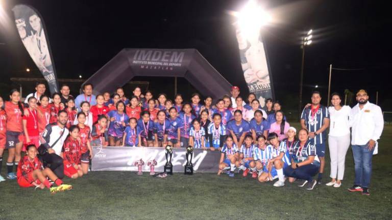 Los equipos reciben su premiación.