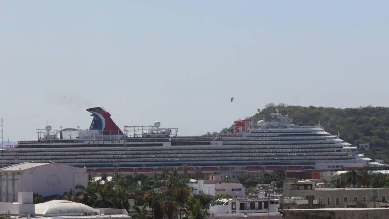 Llegada del crucero Carnival Panorama a Mazatlán.