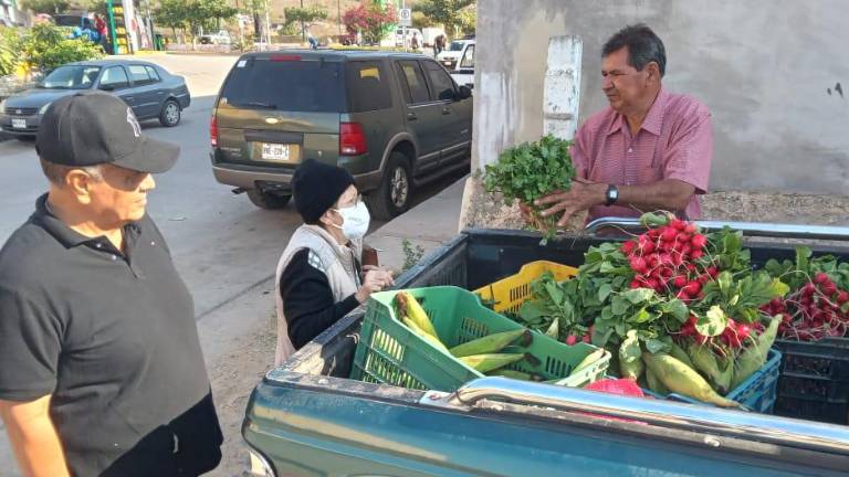 Don Tolo recorre las calles de Rosario para ofrecer la venta de la cosecha de la temporada, como lo son elotes, cilantro y rábanos.