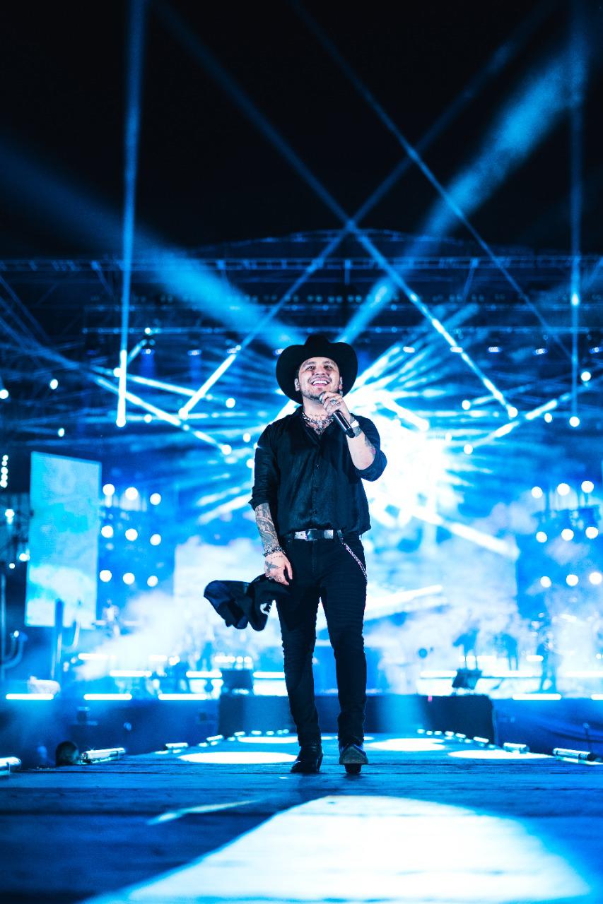 $!Christian Nodal canta por una buena causa en Mazatlán