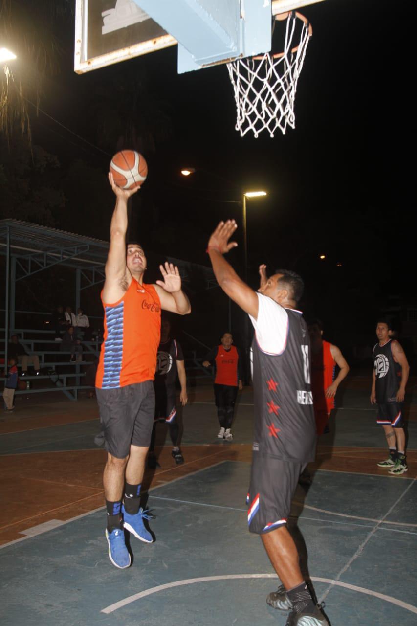 $!Hotel El Cid aguanta vendaval del rival, en Liga de Baloncesto Empresarial de Mazatlán