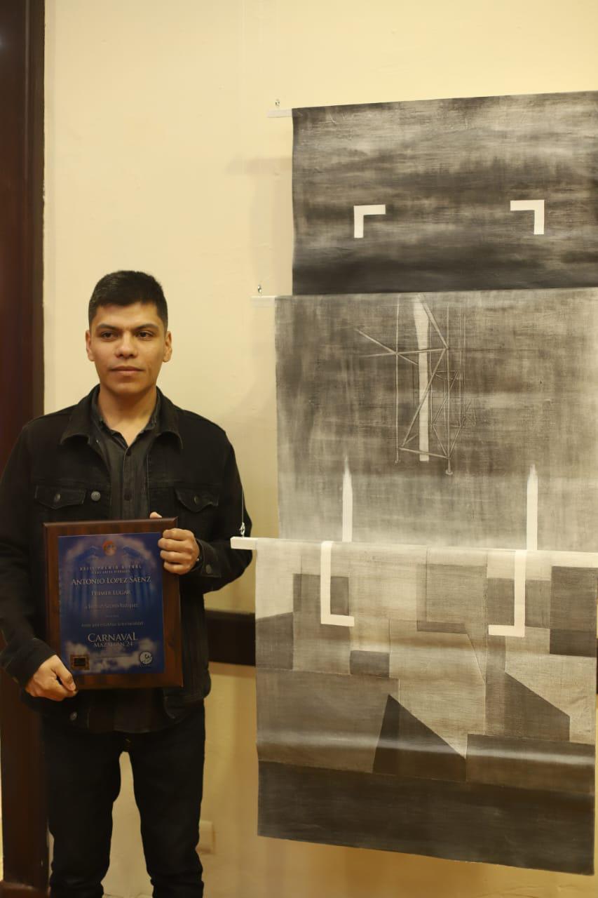 $!El artista mochiteco junto a su obra ganadora.