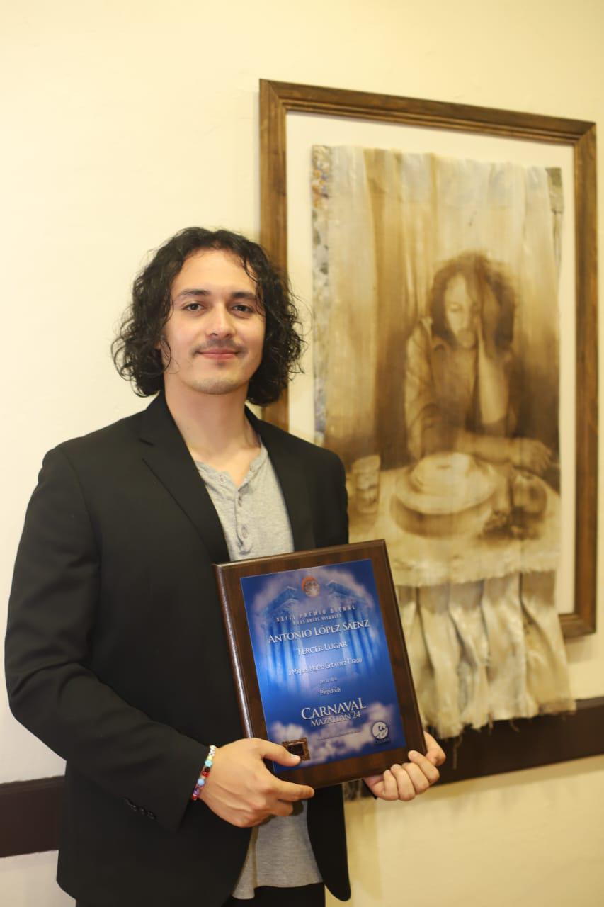 $!Miguel Mateo Gutiérrez Tirado, ganador del tercer lugar, con su obra.