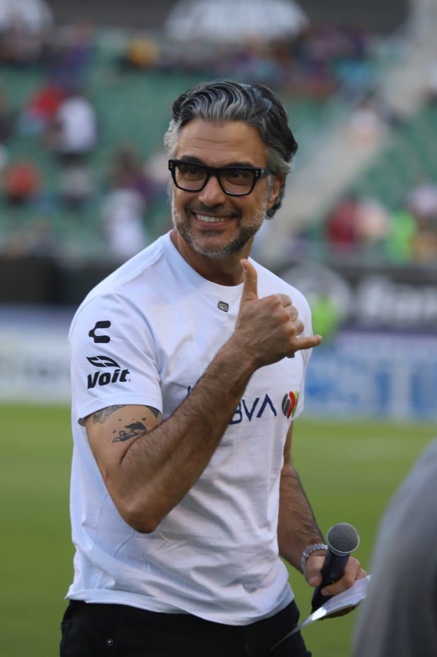 $!‘Encanta’ Jaime Camil a aficionados al futbol en Mazatlán