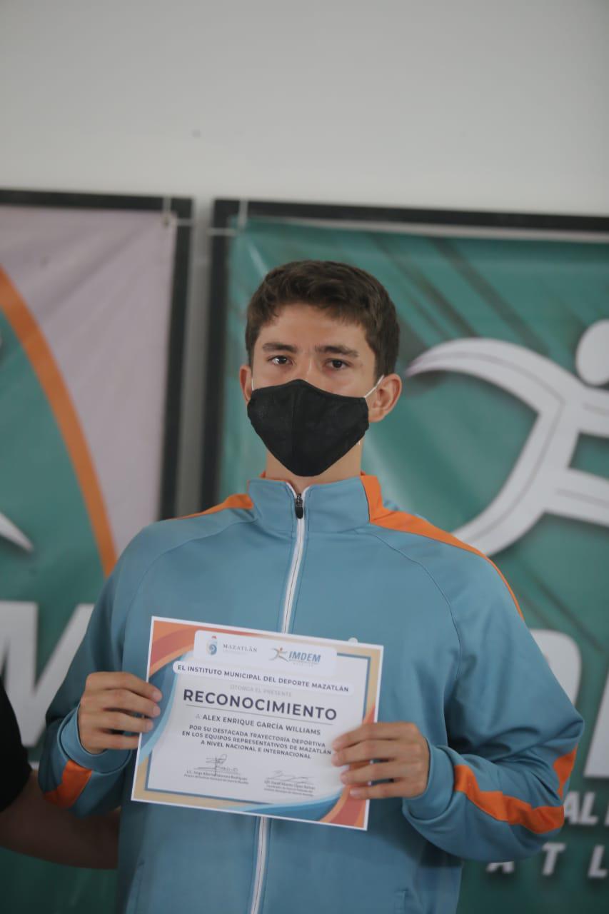 $!Álex García Williams es reconocido por su trayectoria en el baloncesto