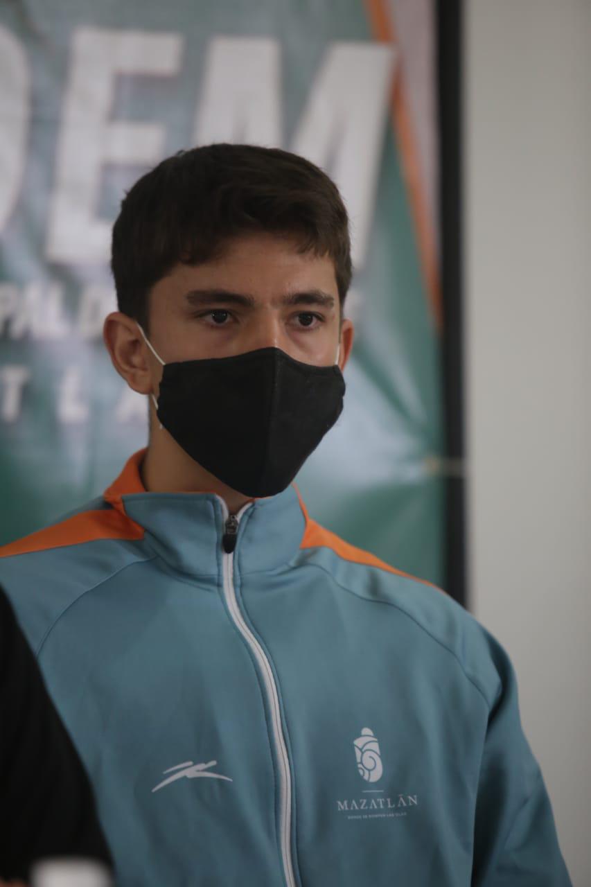 $!Álex García Williams es reconocido por su trayectoria en el baloncesto