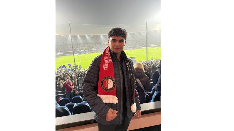 Stephano Carrillo brilla en la pretemporada del Feyenoord, pero su futuro sigue abierto