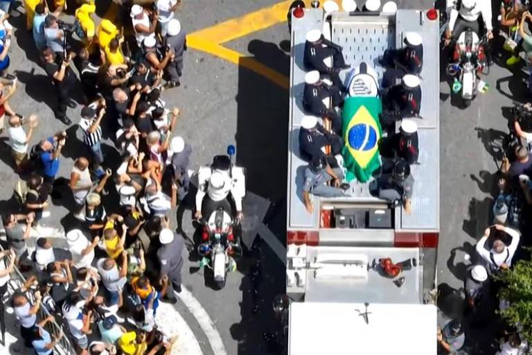 El cortejo fúnebre de Pelé conmueve a su paso por la casa de su madre