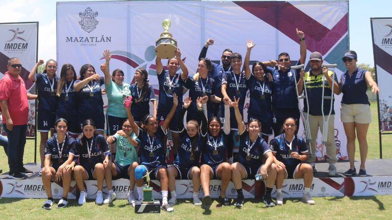 Culiacán Municipal es premiado como monarca femenil.