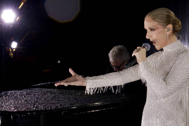 Ofrece Céline Dion magistral actuación en la inauguración de los Juegos Olímpicos