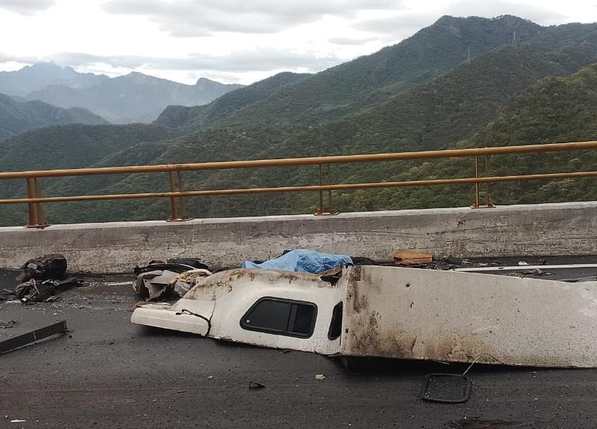 $!Volcadura de pipa con amoniaco cierra autopista Durango-Mazatlán; reportan un muerto