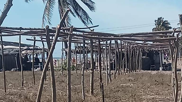 La construcción de las enramadas para las Fiestas del Mar de Las Cabras, en Escuinapa, registra un retraso.