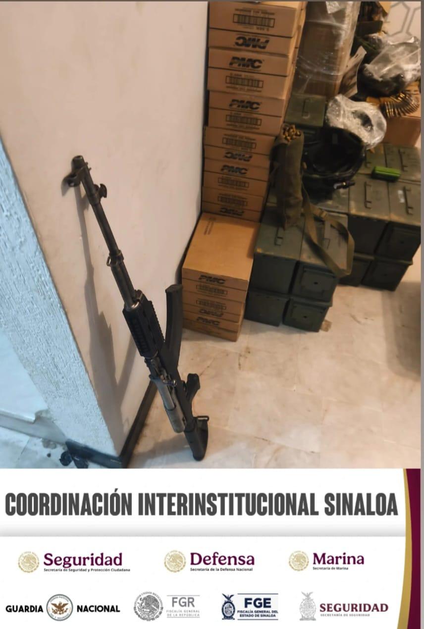 $!Confirman autoridades aseguramiento de carros, docenas de armas en casa con túnel en Culiacán