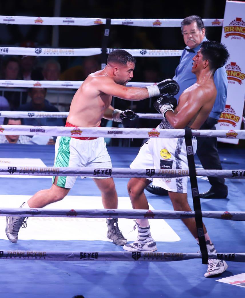 $!Feroz triunfo de Juan Estrada en velada de box Sangre Nueva 2