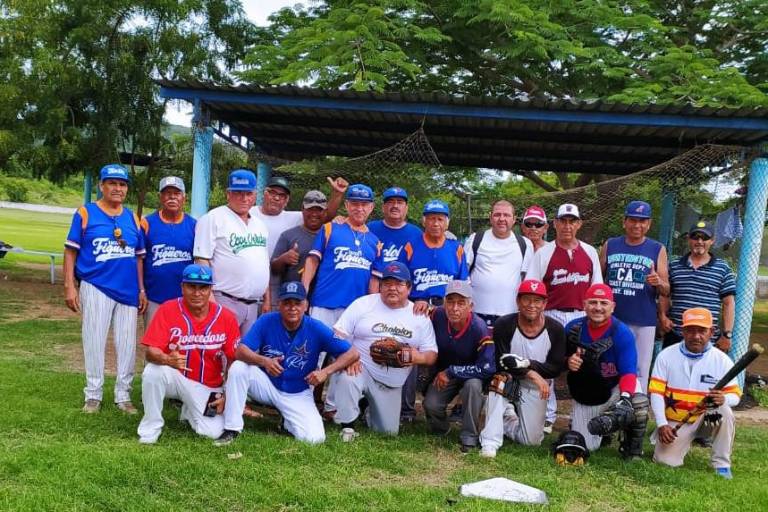 Los Rendón ganan duelo familiar a los Escobar