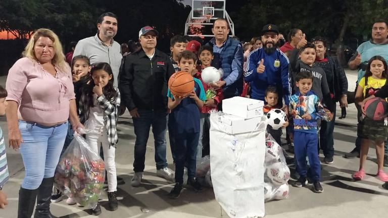Los niños reciben material deportivo.