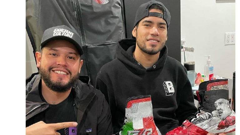 Gilberto “Zurdo” Ramírez muestra los botines que usará este sábado.