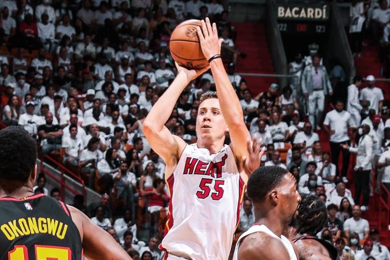 Miami Heat logra victoria contundente sobre Atlanta Hawks con un Duncan Robinson intratable