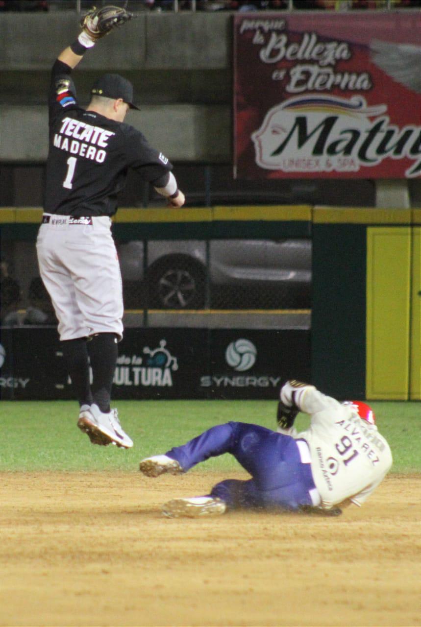 $!Ricky Álvarez es safe en segunda.
