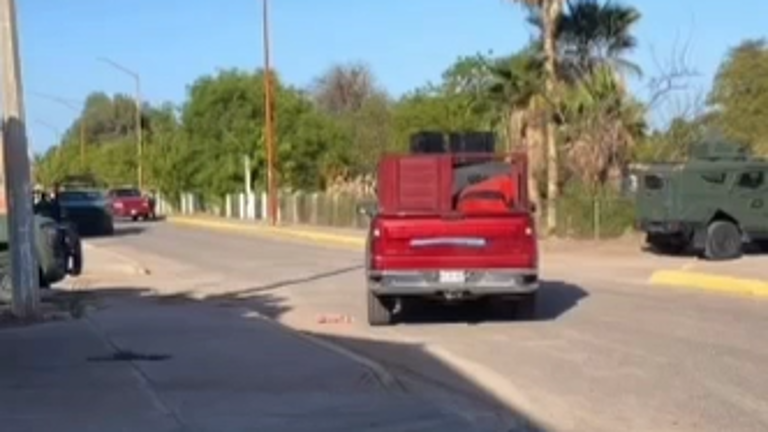 Entre los vehículos asegurados está una Chevrolet Cheyenne roja con redilas.