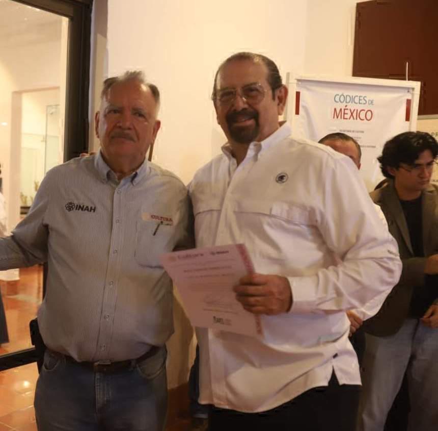 $!Servando Rojo Quintero entrega un reconocimiento a Vicente Castañeda.