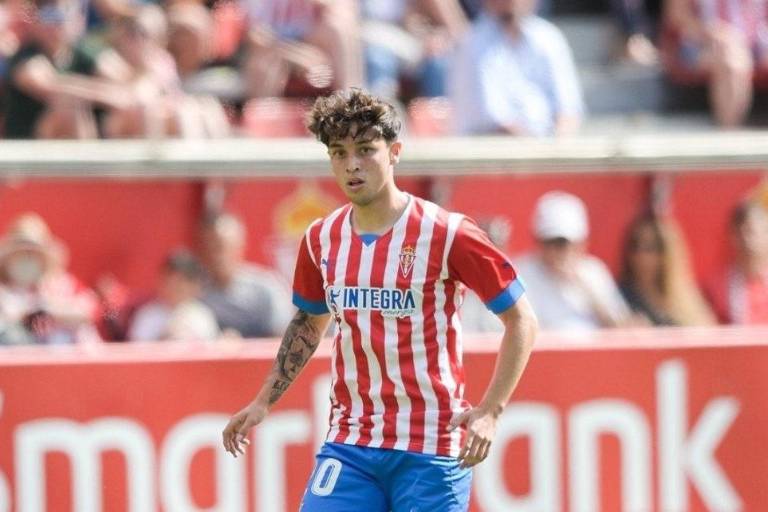 Jordan Carrillo ve acción en el derbi de Asturias