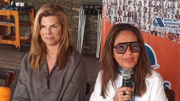 Yolanda Andrade (derecha), acompañada de Monserrat Oliver.