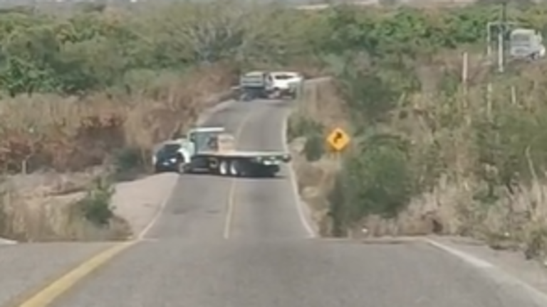 En la Carretera Internacional, entre Rosario y Escuinapa, se reporta bloqueo y ponchallantas.