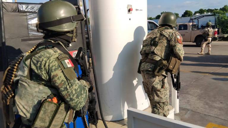 La zona de los enfrentamientos sigue rodeada de militares y policías estatales y municipales.