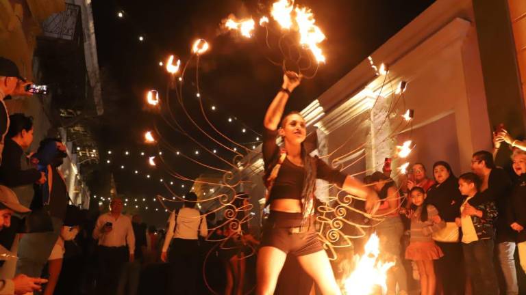 Un espectáculo de danza con fuego y batucada sorpendió a los asistentes a la callejoneada.