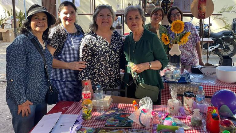 Damas apoyan la causa asistiendo a la kermés a beneficio del Templo de la Sagrada Familia.