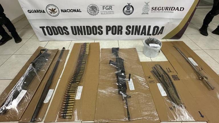 Una ametralladora, dos fusiles Barrett y una espada, lo encontrado en en Zapotillo, Mocorito.