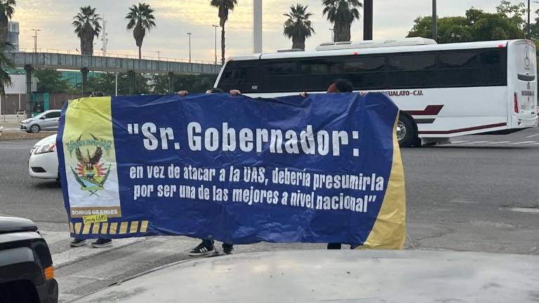 Trabajadores de la UAS esta vez reparten volantes informativos y pega de calcas en avenidas de Culiacán.