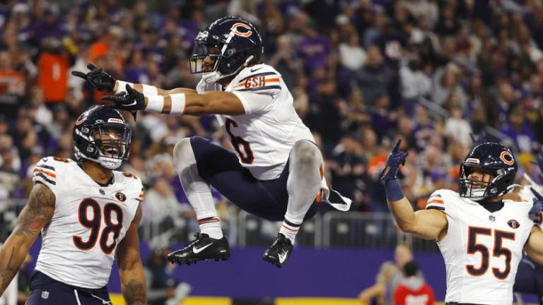 Cairo Santos celebra su gol del campo con el que le dio el triunfo a los Bears.