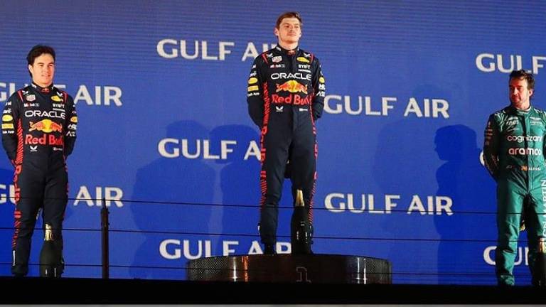 Sergio “Checo” Pérez en el podio, junto al ganador Max Verstappen y Fernando Alonso.