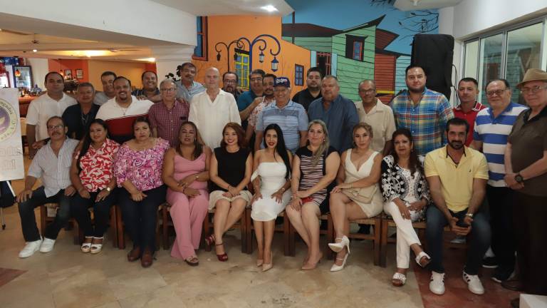 Integrantes del Colegio de Abogados Genaro Estrada se toman la fotografía del recuerdo.