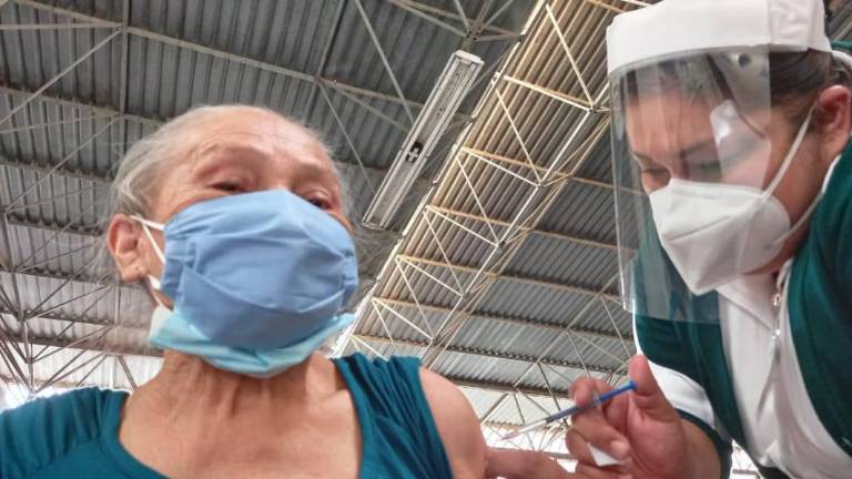Una adlta mayor es vacunada por personal del IMSS en Sinaloa.