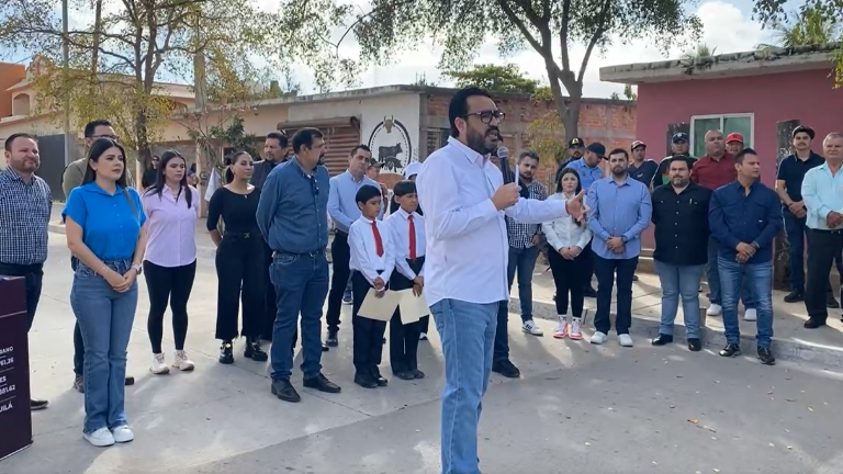 El Alcalde realizó una gira para entregar obras de pavimentación, techumbre y vivienda por el valle de Culiacán.