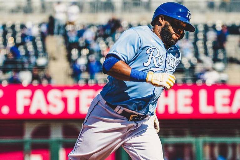 Carlos Santana se dice ‘bendecido’ tras llegar a mil bases por bolas