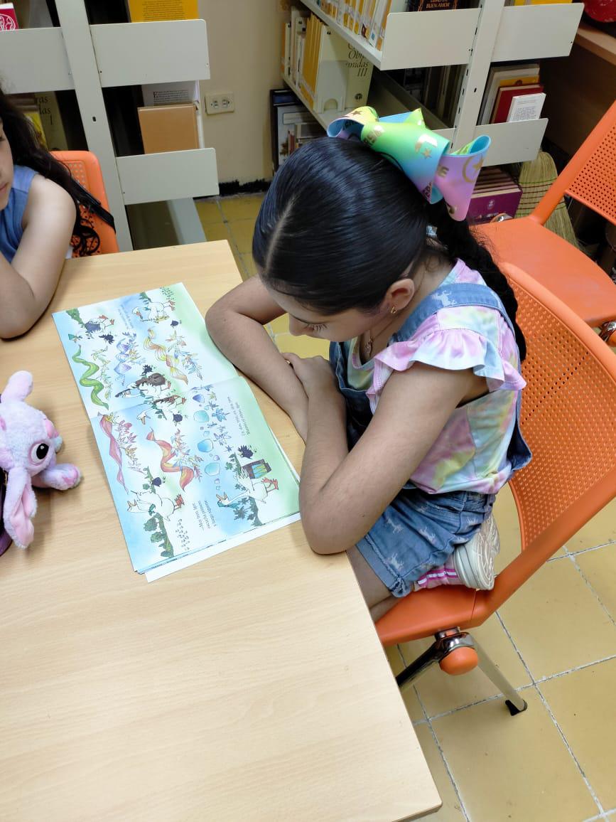 $!Muy entretenidos estuvieron los participantes en el taller de lectura.