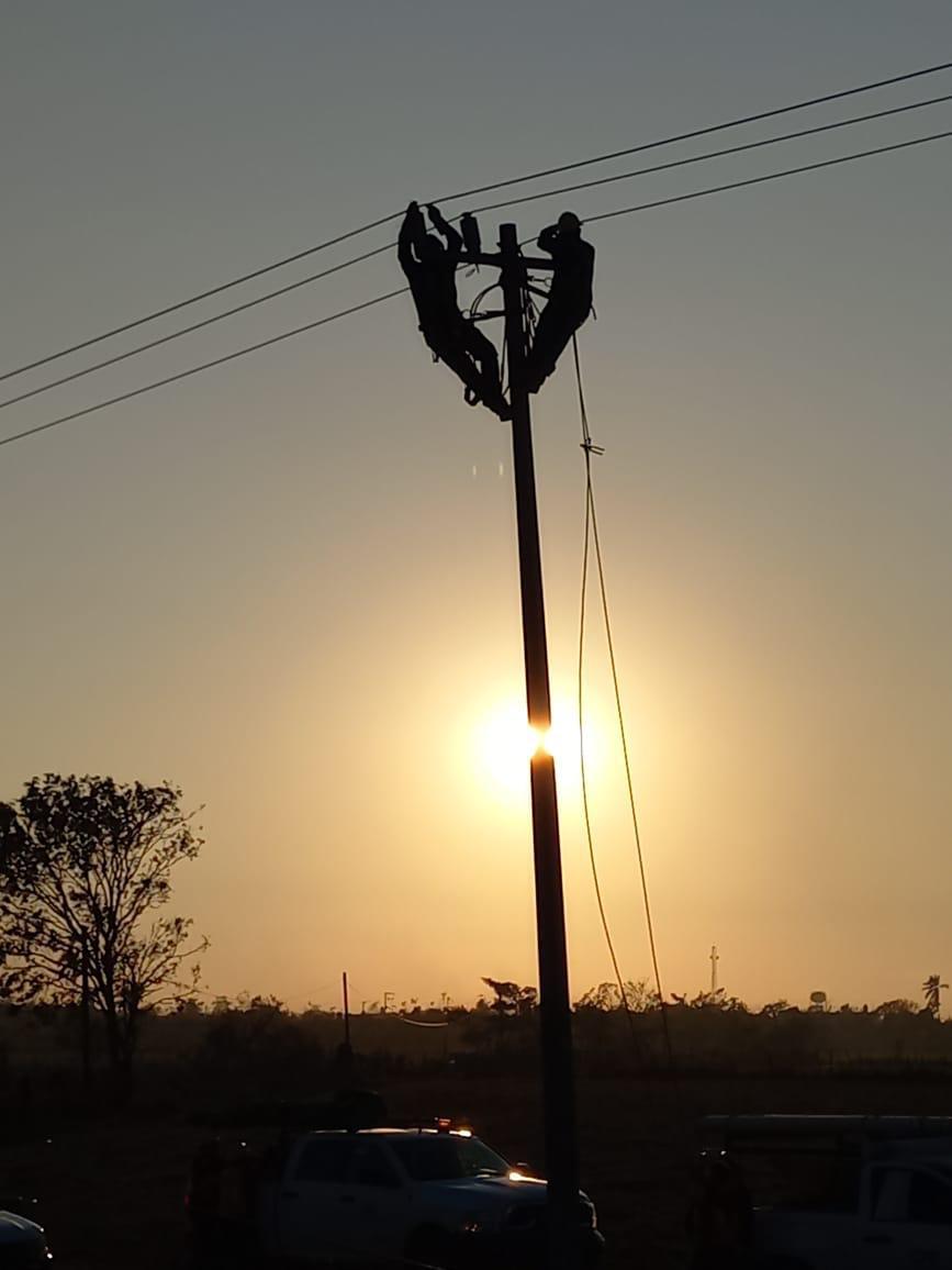 $!Restablece CFE al 100% el servicio eléctrico afectado por el huracán Roslyn
