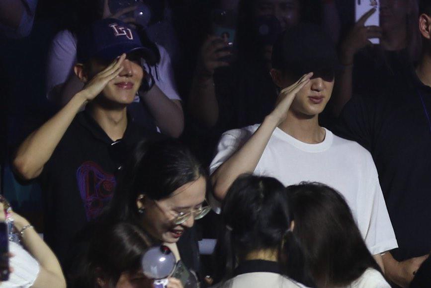 $!J-Hope y Jin toman su día libre del servicio militar para apoyar a Suga y RM en el concierto.