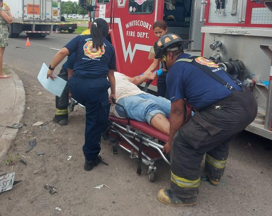 $!Muere mujer en choque en el retorno del penal de Mazatlán; hay un herido grave