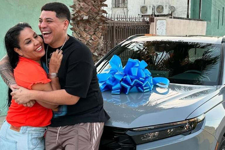 Cumple Eduin Caz promesa que hizo a su tía, le regala un auto