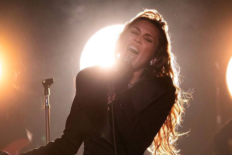 Revela Miley Cyrus que fue diagnosticada con Edema de Reinke