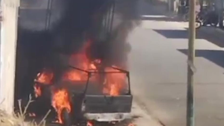La unidad y el local quedaron totalmente destruidos por el fuego en la colonia Lomas de San Isidro.