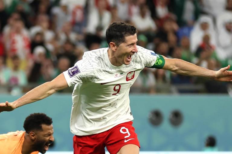 Polonia gana 2-0 a Arabia y complica a México