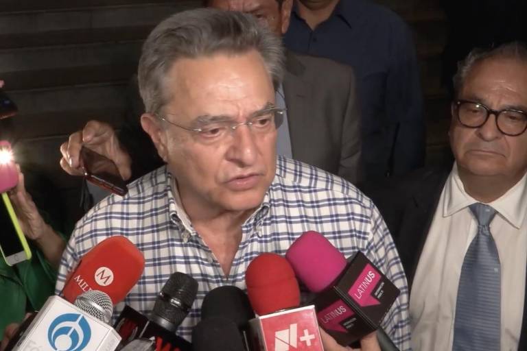 Pío López Obrador aceptó que recibió dinero en sobres amarillos, dice Loret al salir de audiencia